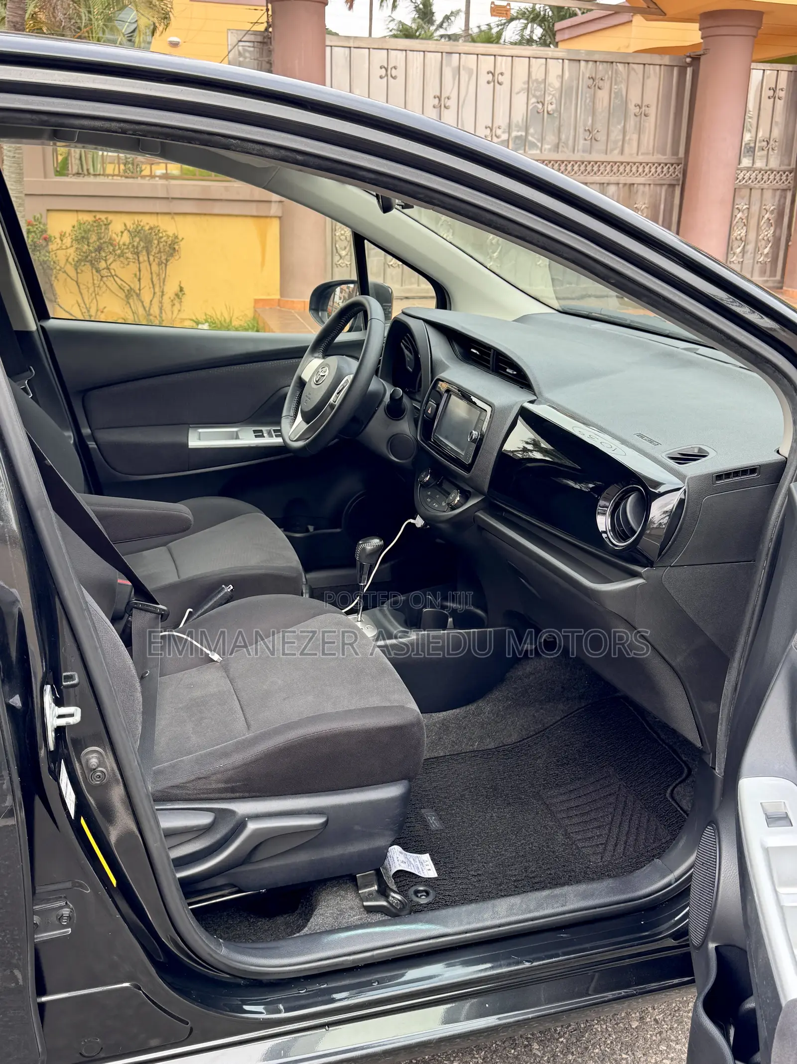 Toyota Vitz 1.3 AWD 5dr 2015 Black
