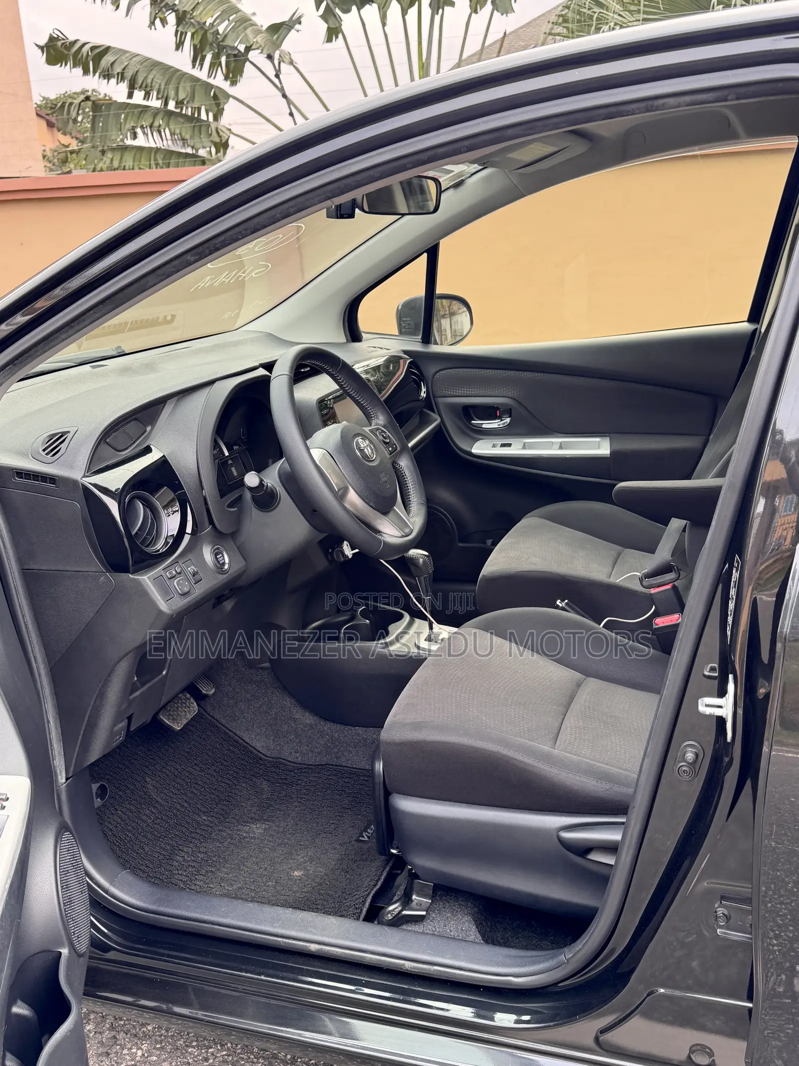 Toyota Vitz 1.3 AWD 5dr 2015 Black