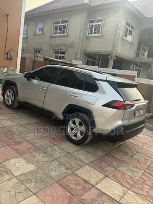 Toyota RAV4 XLE AWD 2019 Silver