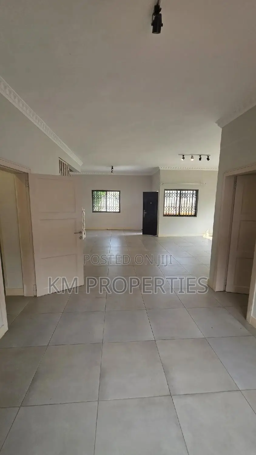 3bdrm Duplex in Nthc Estates, East Legon for rent