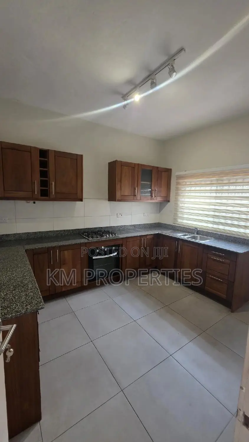 3bdrm Duplex in Nthc Estates, East Legon for rent