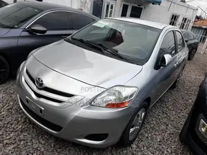 Toyota Yaris Base Sedan 4dr 2011 Silver