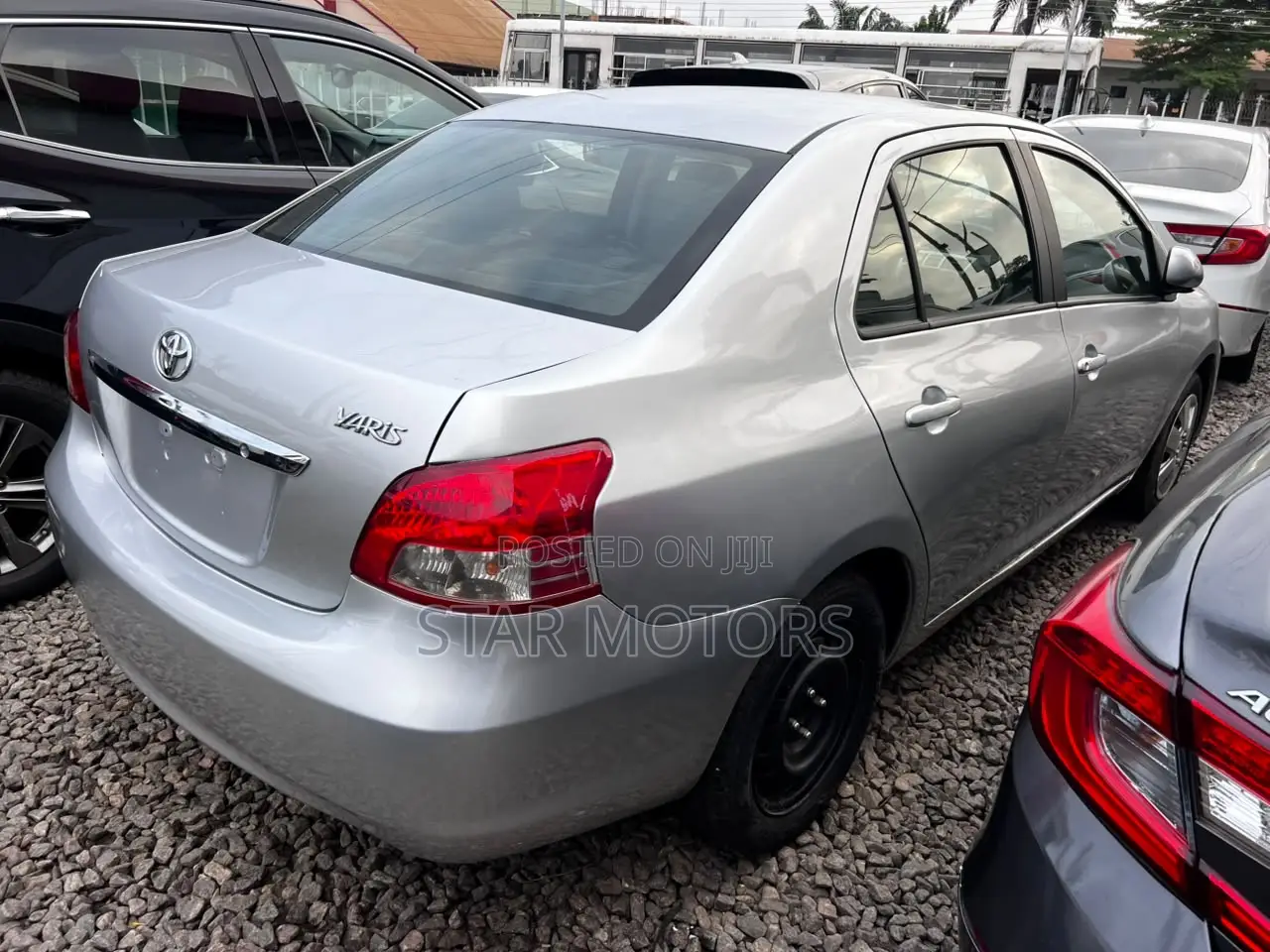 Toyota Yaris Base Sedan 4dr 2011 Silver