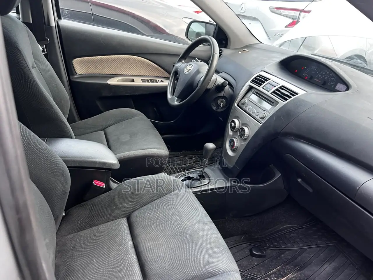 Toyota Yaris Base Sedan 4dr 2011 Silver