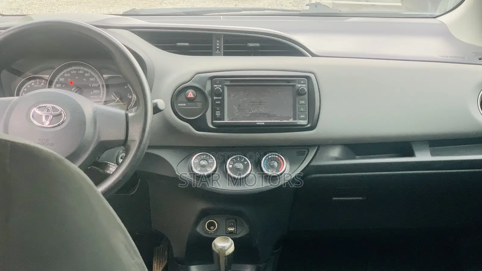 Toyota Yaris LE Hatchback 5dr 2015 White