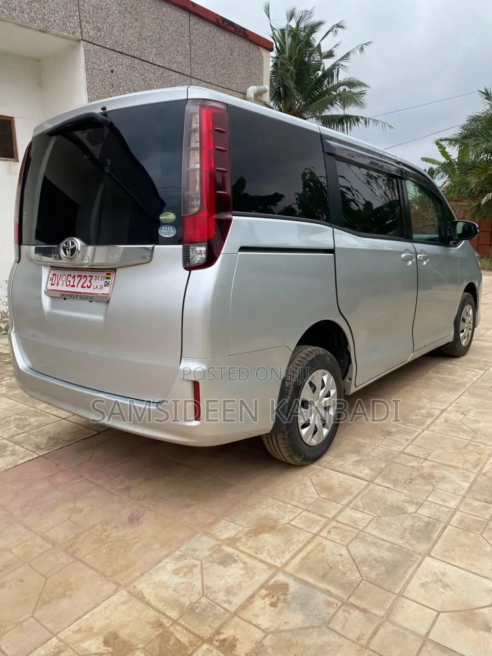 Toyota Voxy 2015 Silver