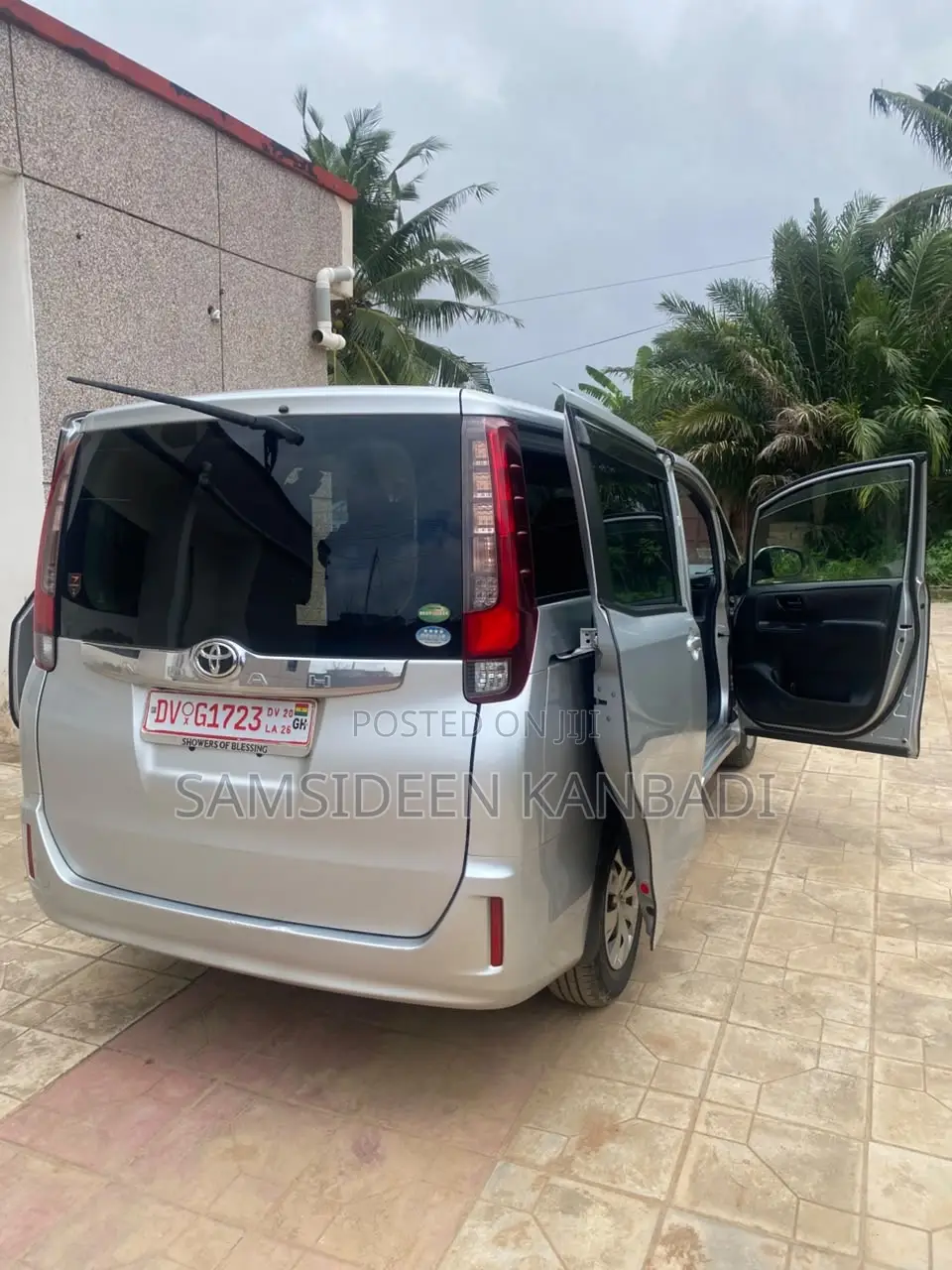 Toyota Voxy 2015 Silver