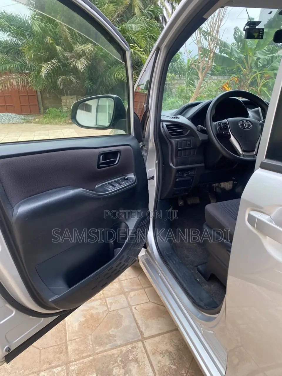 Toyota Voxy 2015 Silver