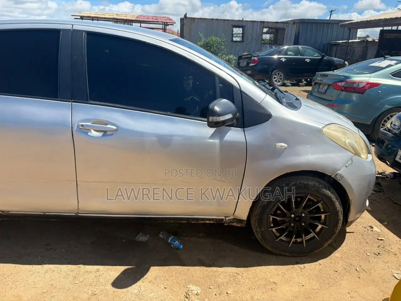 Toyota Vitz 2006 Silver