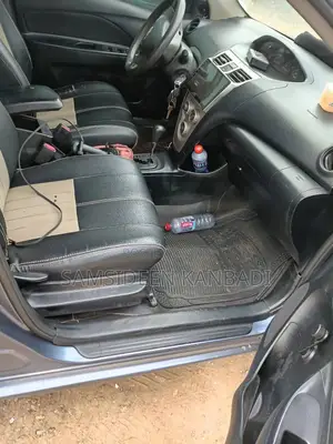 Toyota Yaris Base Sedan 4dr 2010 Blue
