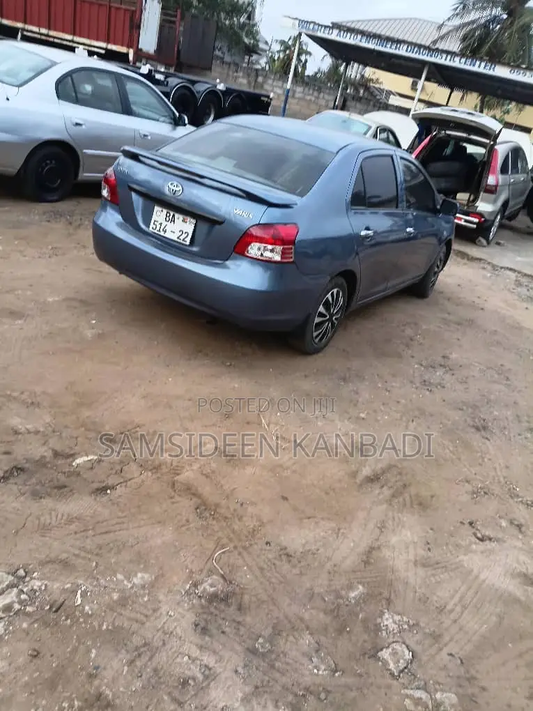Toyota Yaris Base Sedan 4dr 2010 Blue