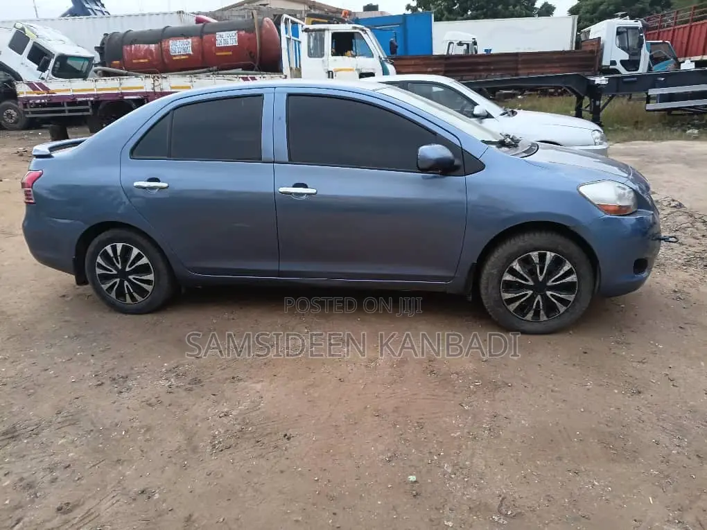 Toyota Yaris Base Sedan 4dr 2010 Blue