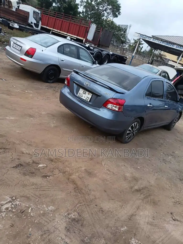 Toyota Yaris Base Sedan 4dr 2010 Blue