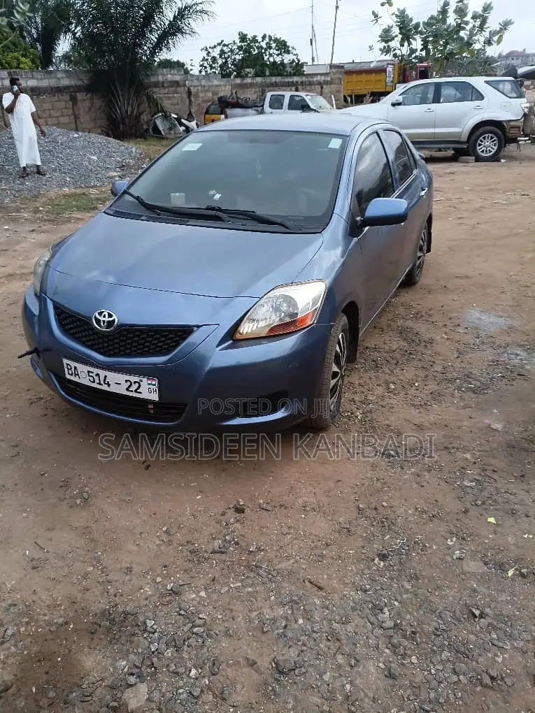 Toyota Yaris Base Sedan 4dr 2010 Blue
