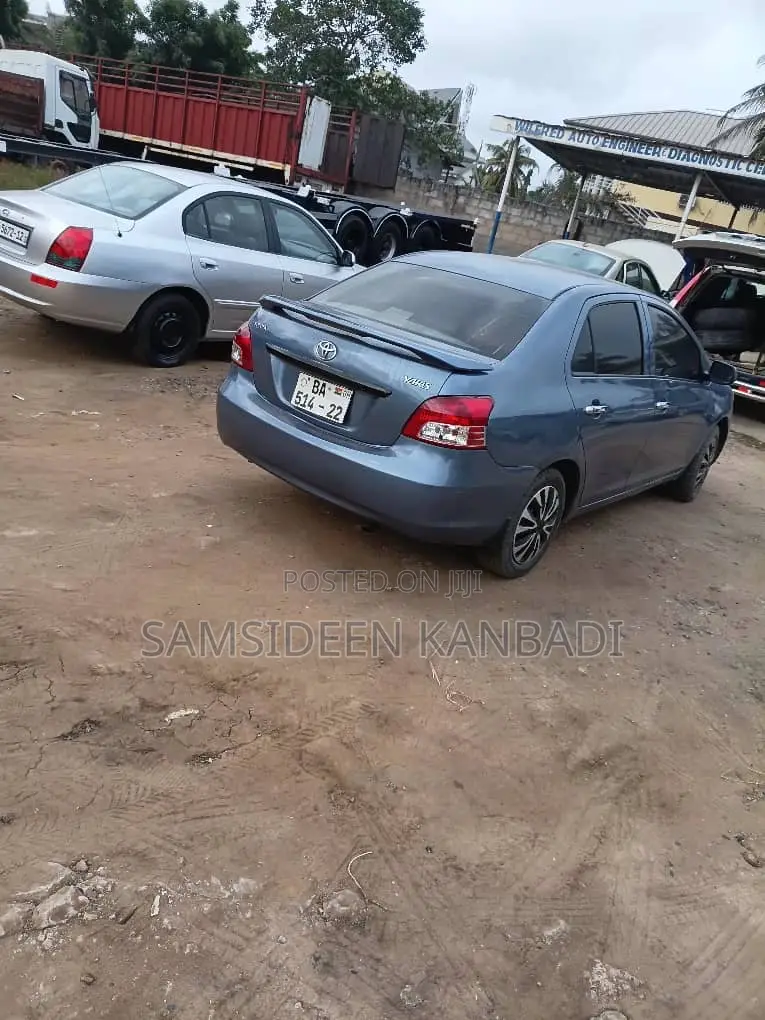 Toyota Yaris Base Sedan 4dr 2010 Blue