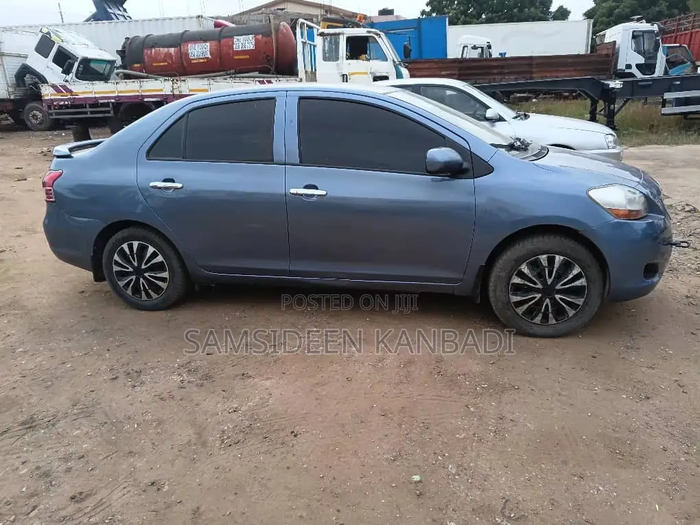 Toyota Yaris Base Sedan 4dr 2010 Blue