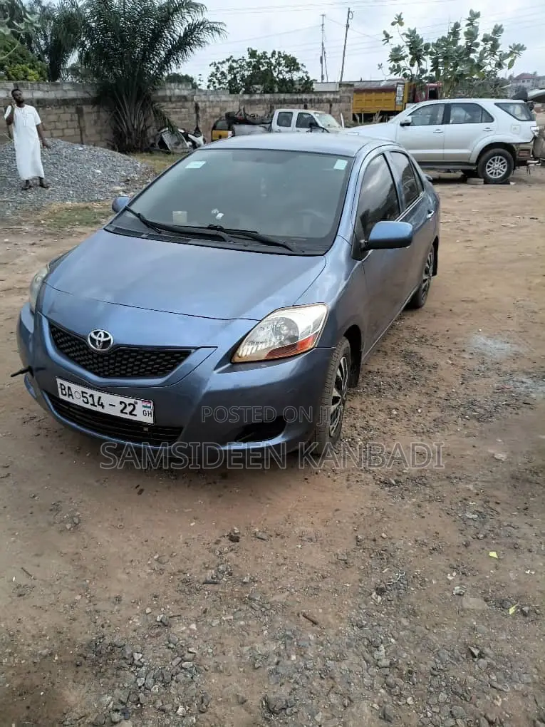 Toyota Yaris Base Sedan 4dr 2010 Blue