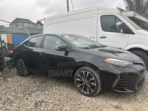 Toyota Corolla SE (1.8L 4cyl 2A) 2018 White