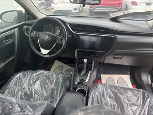 Toyota Corolla SE (1.8L 4cyl 2A) 2018 White