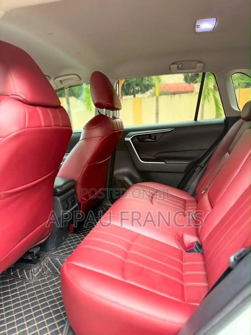 Toyota RAV4 XLE 2021 White