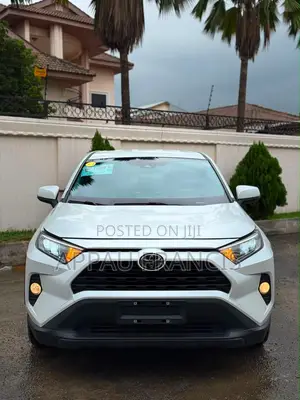 Toyota RAV4 XLE 2021 White
