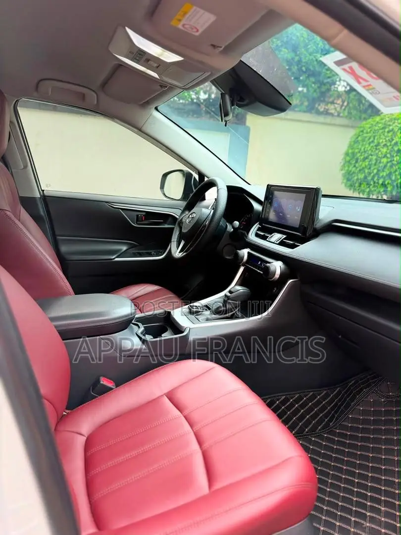 Toyota RAV4 XLE 2021 White