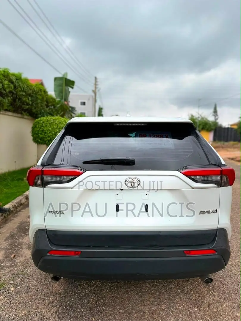 Toyota RAV4 XLE 2021 White