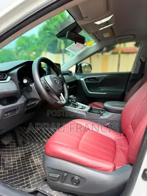 Toyota RAV4 XLE 2021 White