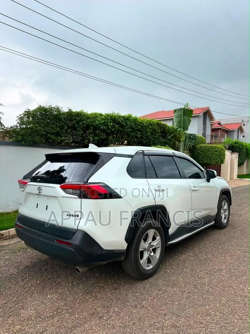 Toyota RAV4 XLE 2021 White
