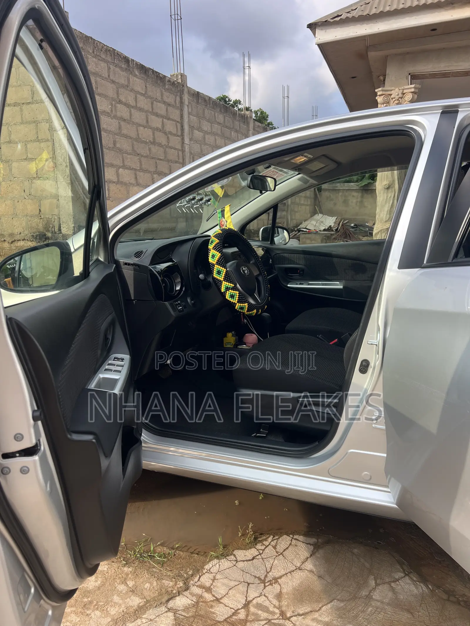 Toyota Vitz 1.0 FWD 5dr 2015 Silver