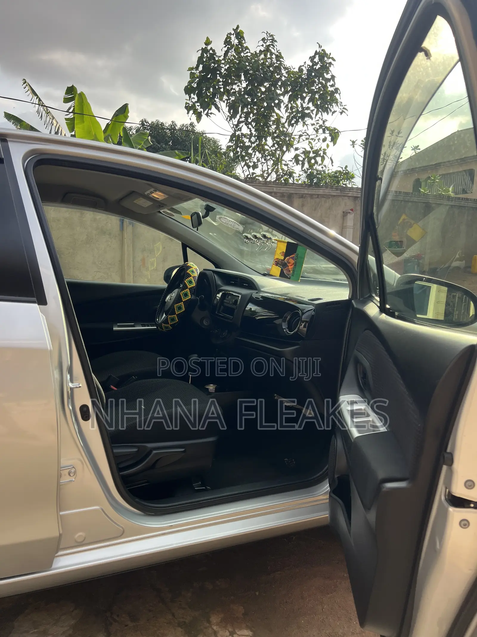 Toyota Vitz 1.0 FWD 5dr 2015 Silver