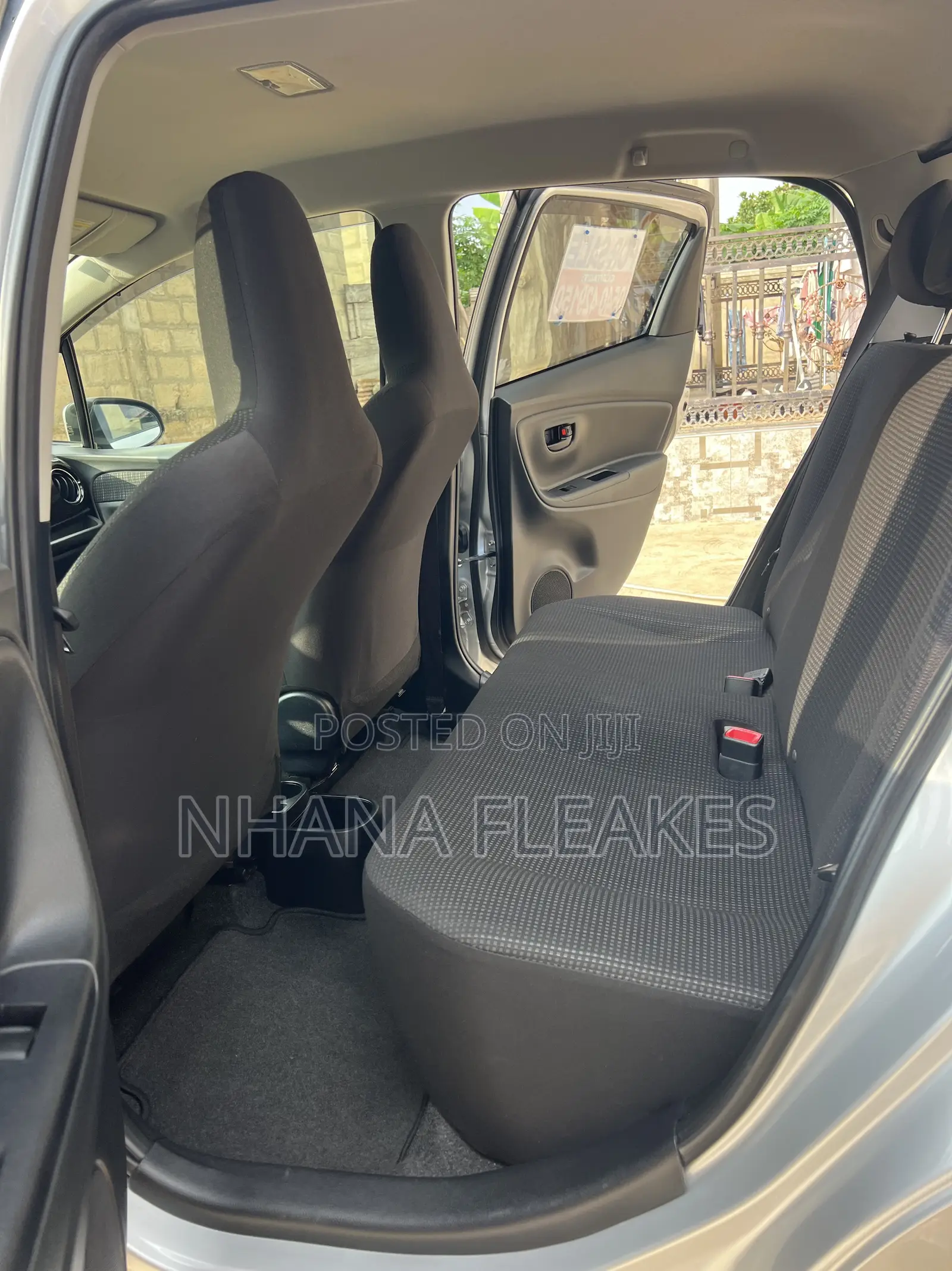 Toyota Vitz 1.0 FWD 5dr 2015 Silver