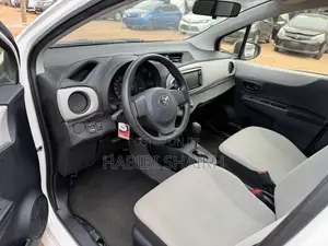 Toyota Vitz 1.3 AWD 5dr 2012 Pearl