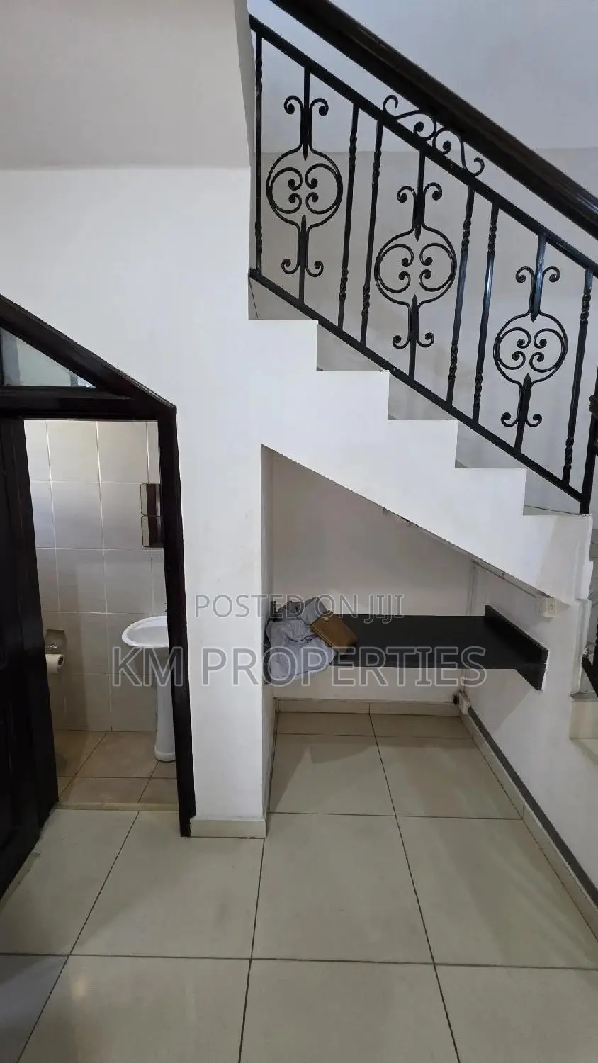 Furnished 2bdrm Townhouse / Terrace in Boundary Road Area for rent