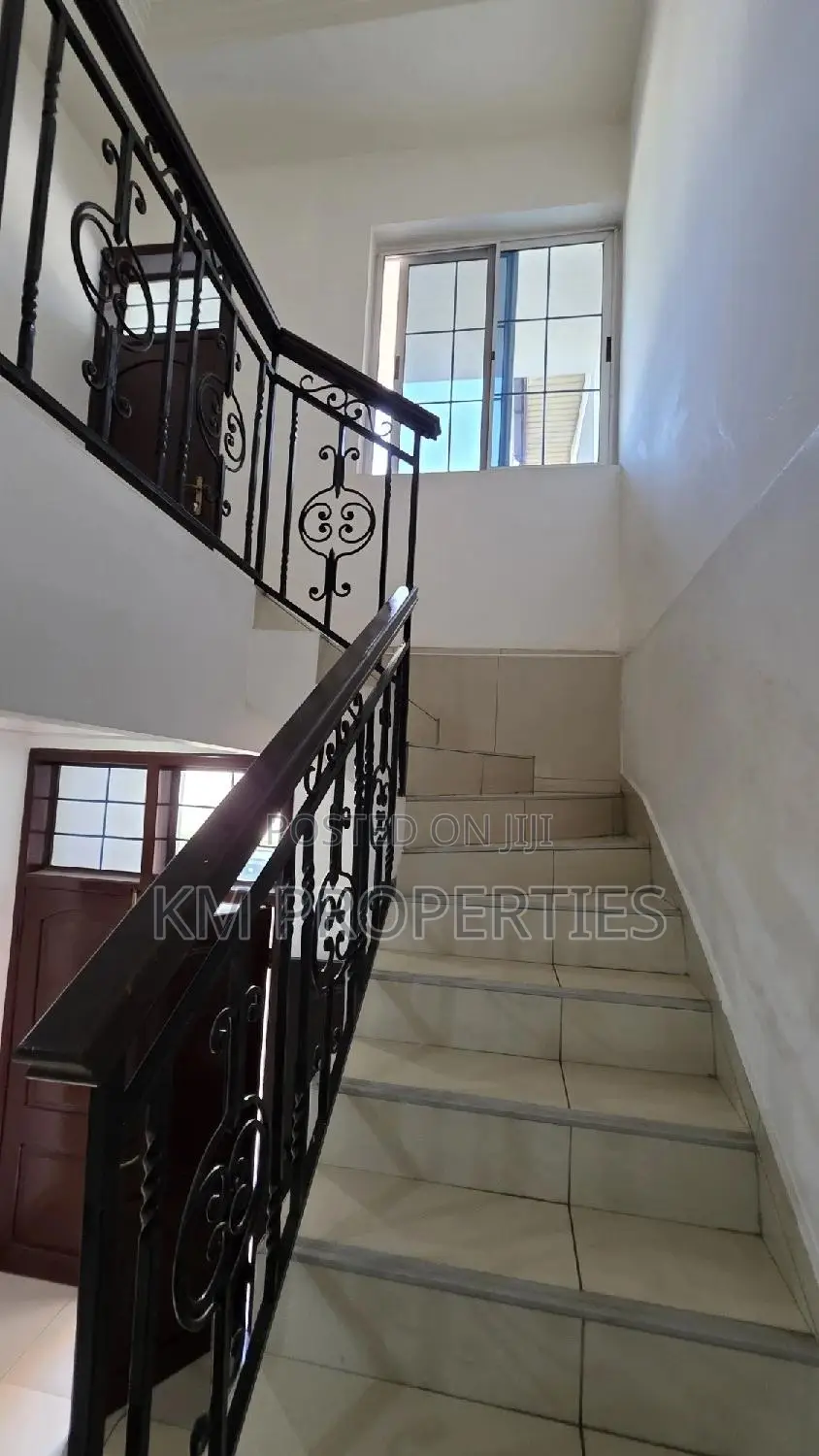 Furnished 2bdrm Townhouse / Terrace in Boundary Road Area for rent