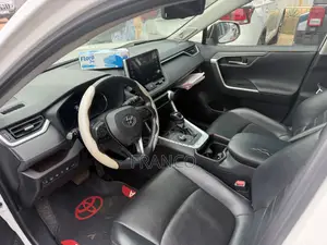 Toyota RAV4 XLE 2022 White