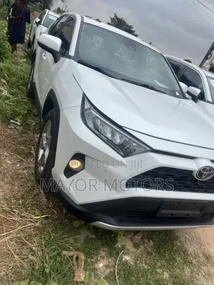 Toyota RAV4 LE FWD 2023 White