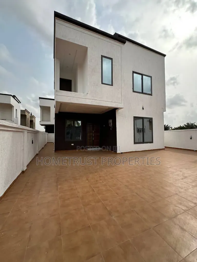 3bdrm Duplex in Ashaley Botwe, School Junction for sale