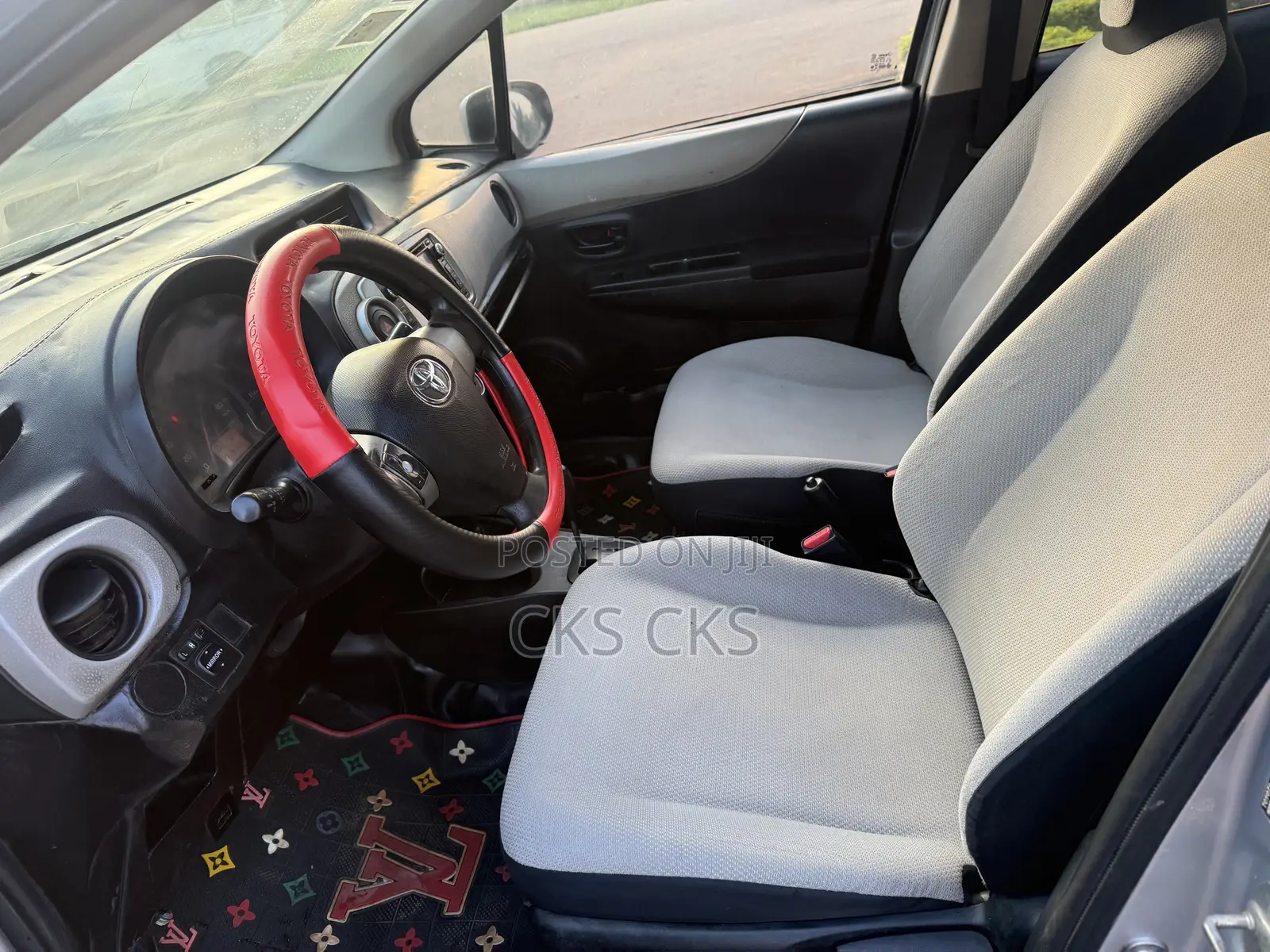Toyota Vitz 2013 Silver