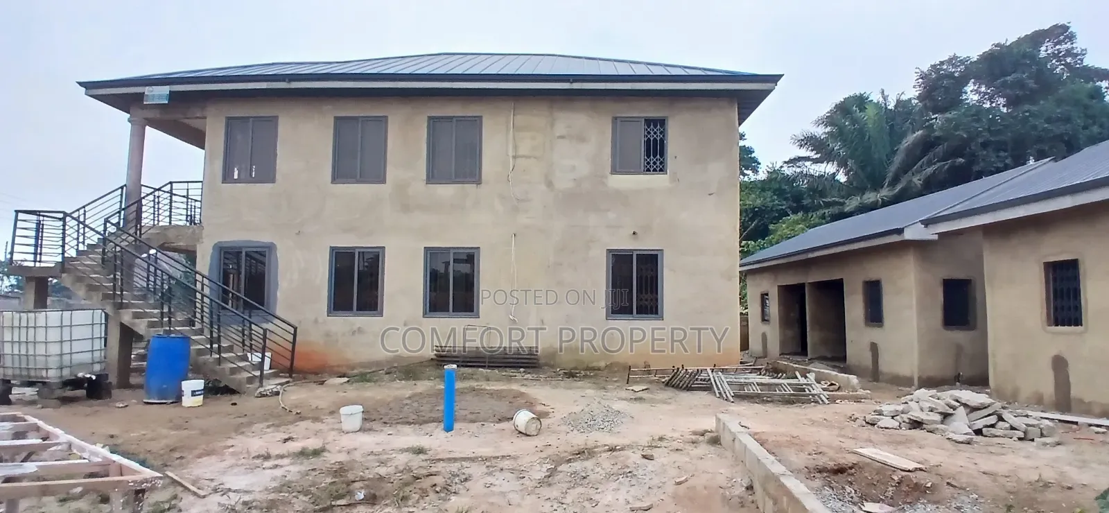 8bdrm Apartment in Helping Hand, Akuapim North for sale