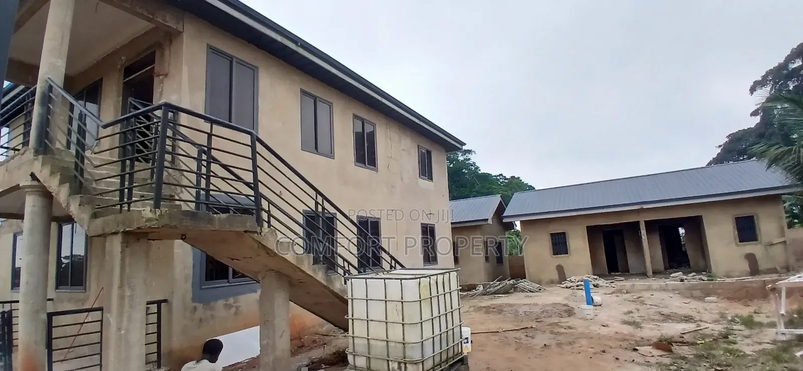 8bdrm Apartment in Helping Hand, Akuapim North for sale