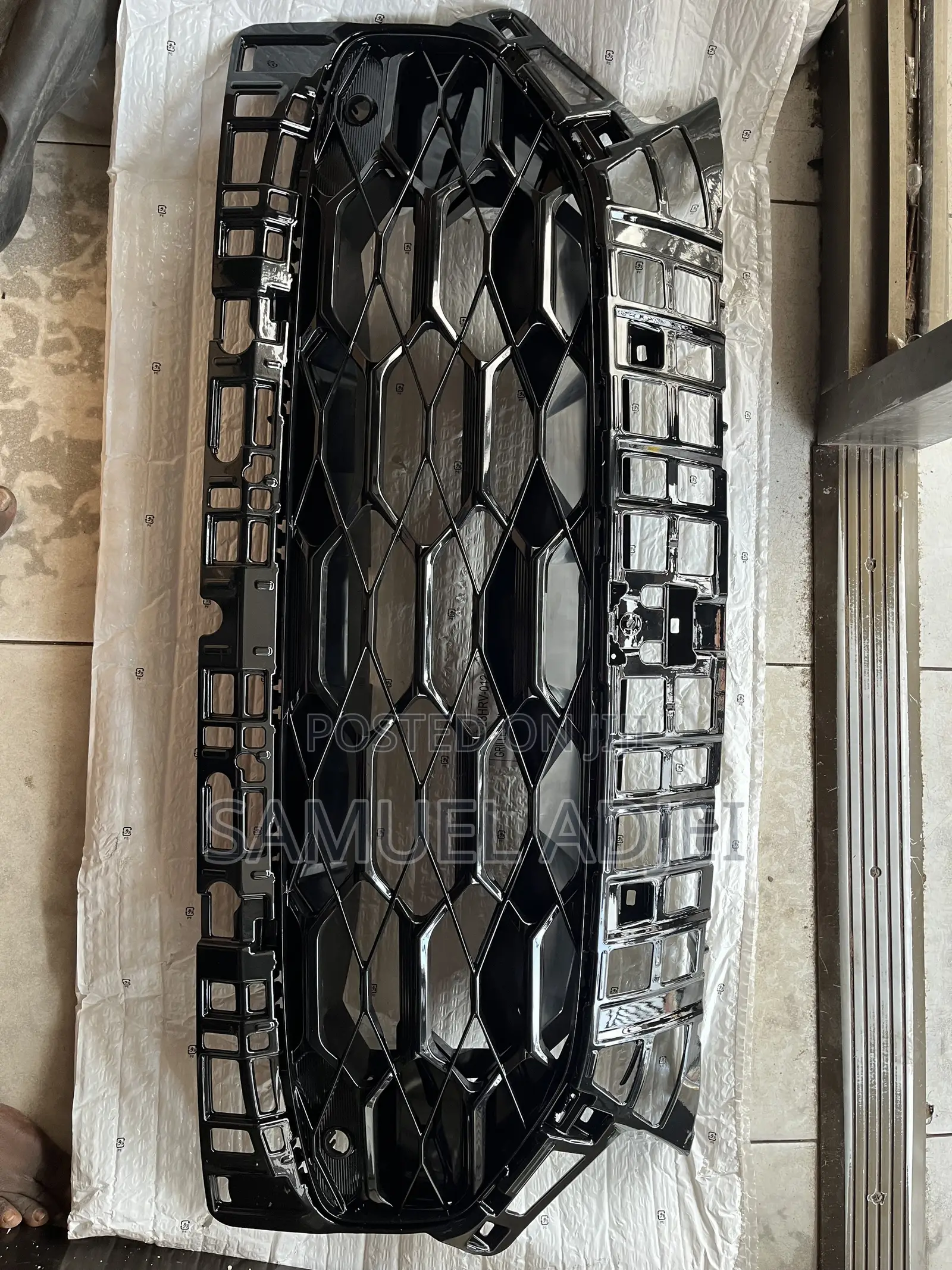 Honda HRV-23 Grille