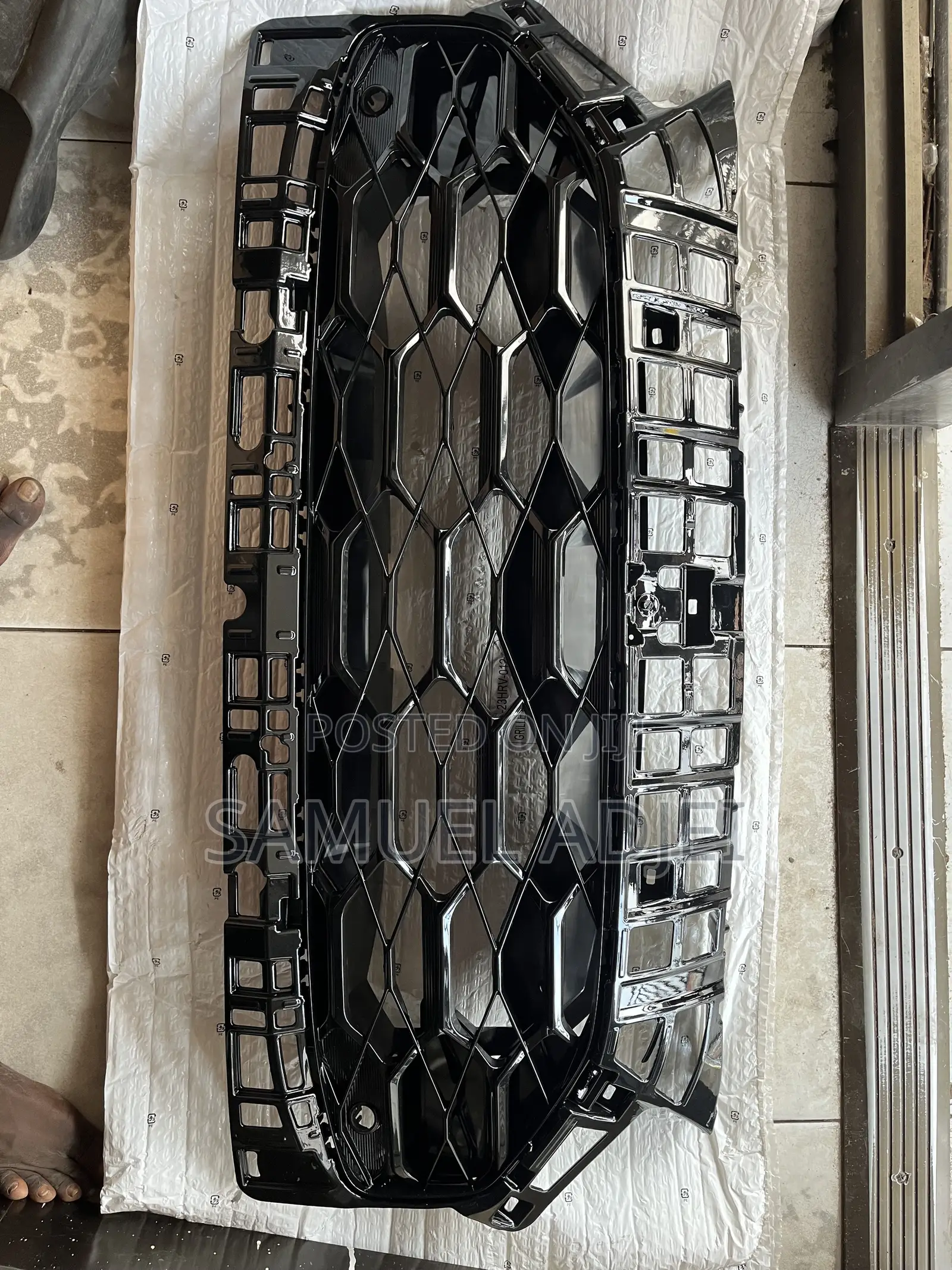 Honda HRV-23 Grille