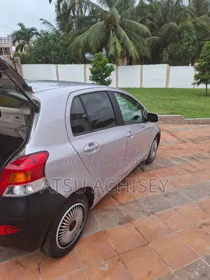 Toyota Vitz 2010 Silver