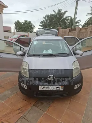 Toyota Vitz 2010 Silver
