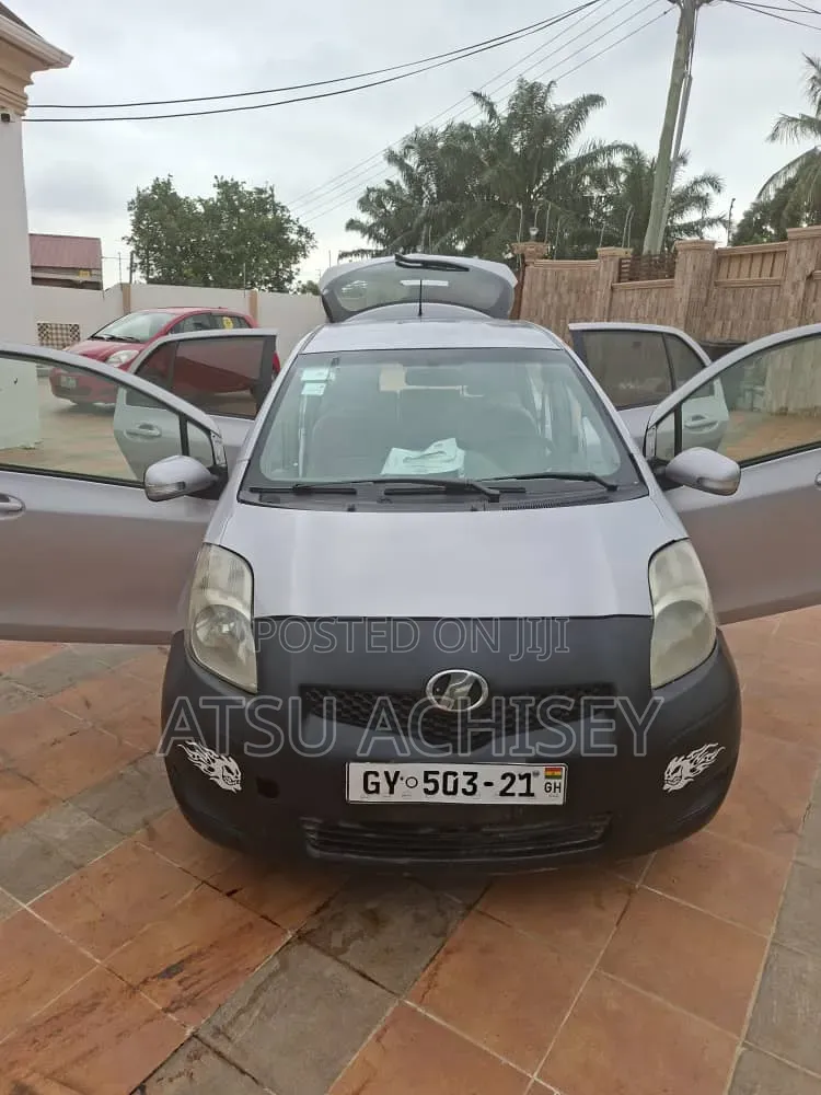 Toyota Vitz 2010 Silver