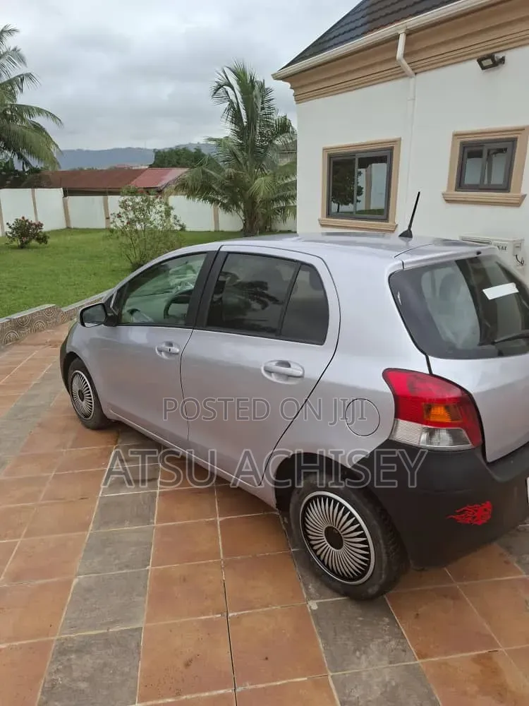 Toyota Vitz 2010 Silver