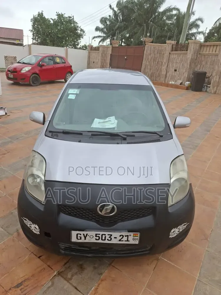 Toyota Vitz 2010 Silver