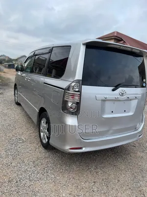 Toyota Voxy 2010 Silver