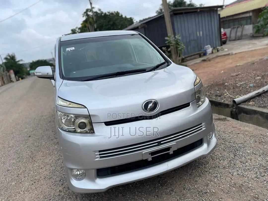 Toyota Voxy 2010 Silver